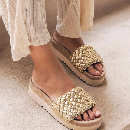 Got that summer feeling 🌼 <strong>@MARUTIFOOTWEAR</strong>
