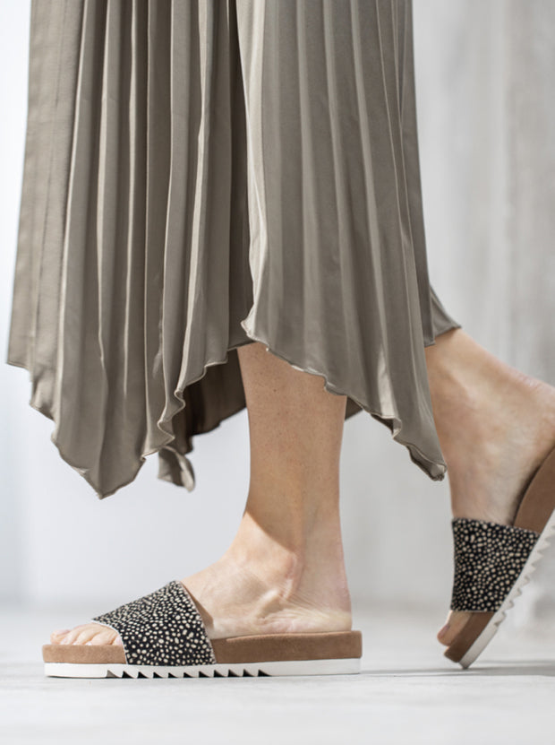 <h2>Soft</h2><h4>Suede footbed</h4>